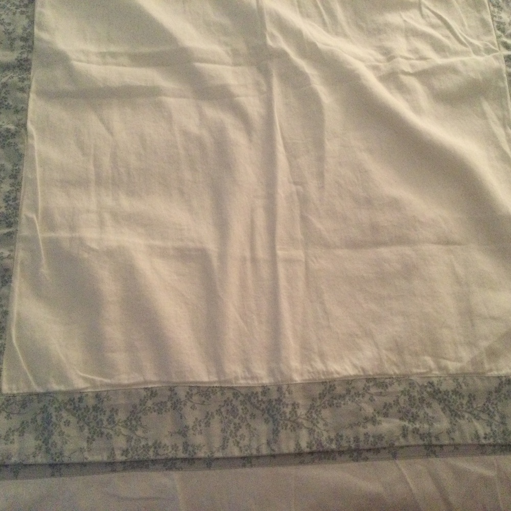 Mirabello White with Blue King Duvet Cover  and  2 standard pillow shams